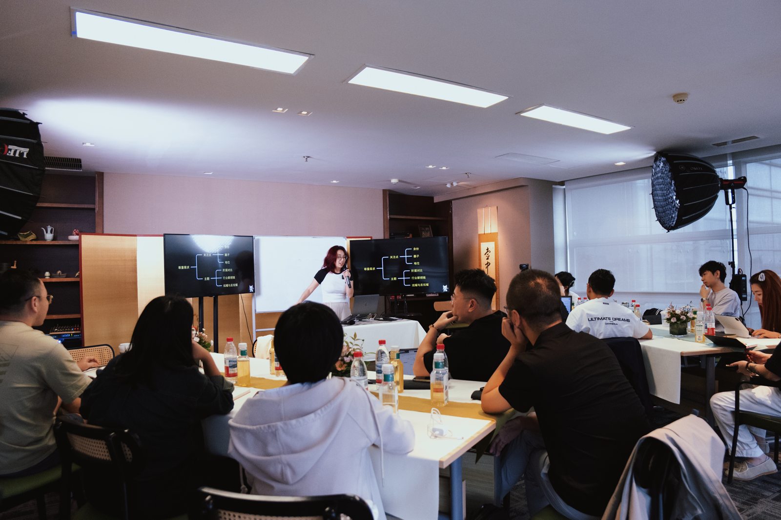 第2期线下课堂,学员围坐听讲