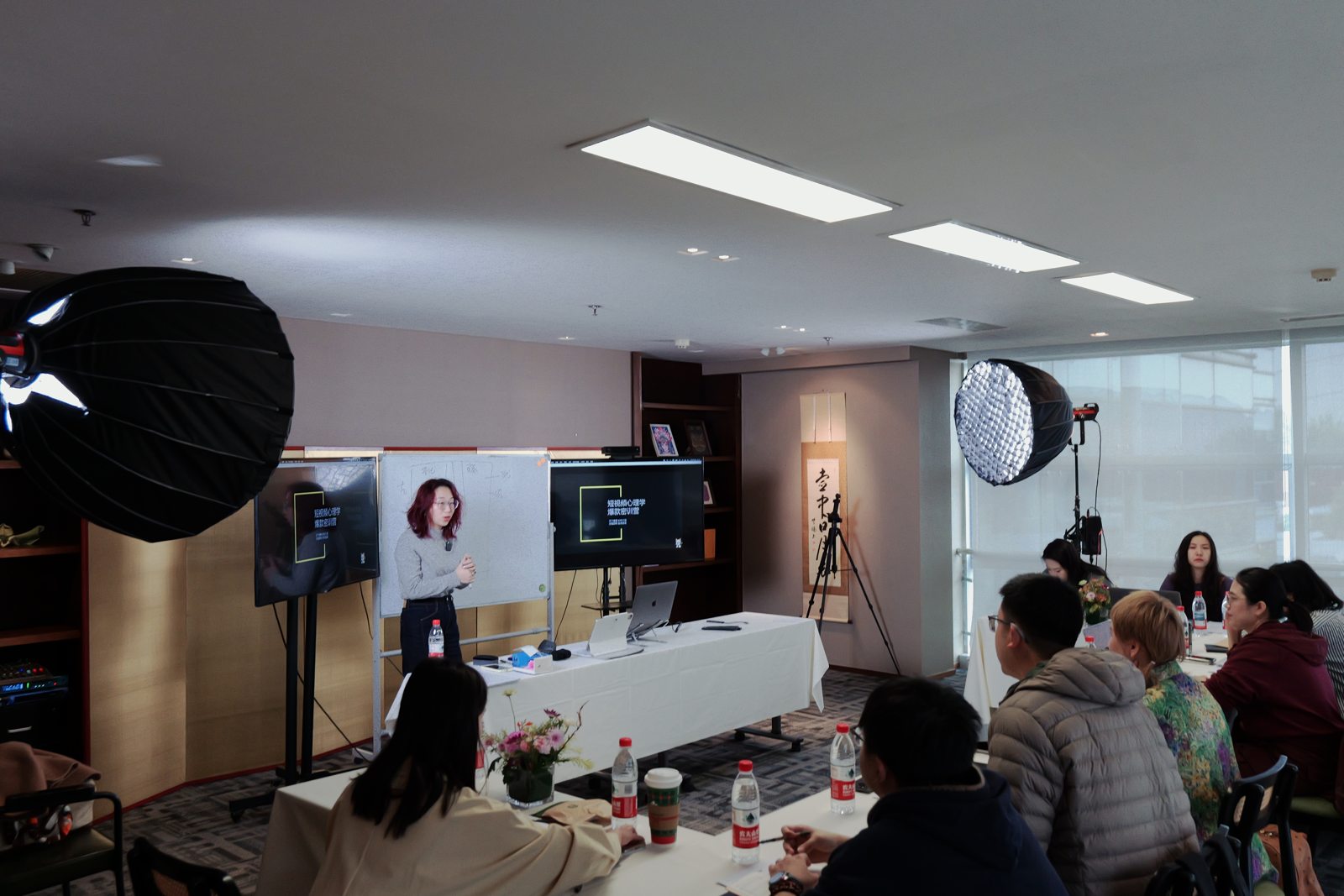 第3期课堂全景,讲授者在前方讲解,学员在桌边听课