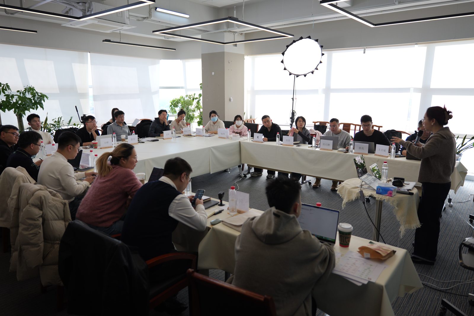 第4期线下课堂全景,学员围桌听课并记录