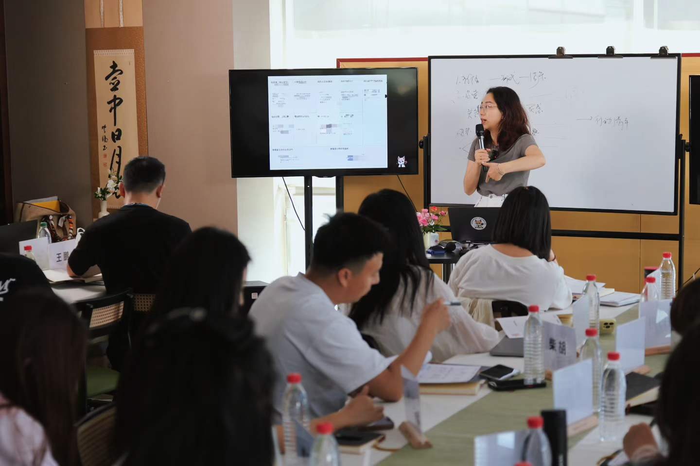 第6期课堂,讲授者结合白板和屏幕讲解,学员听课记录